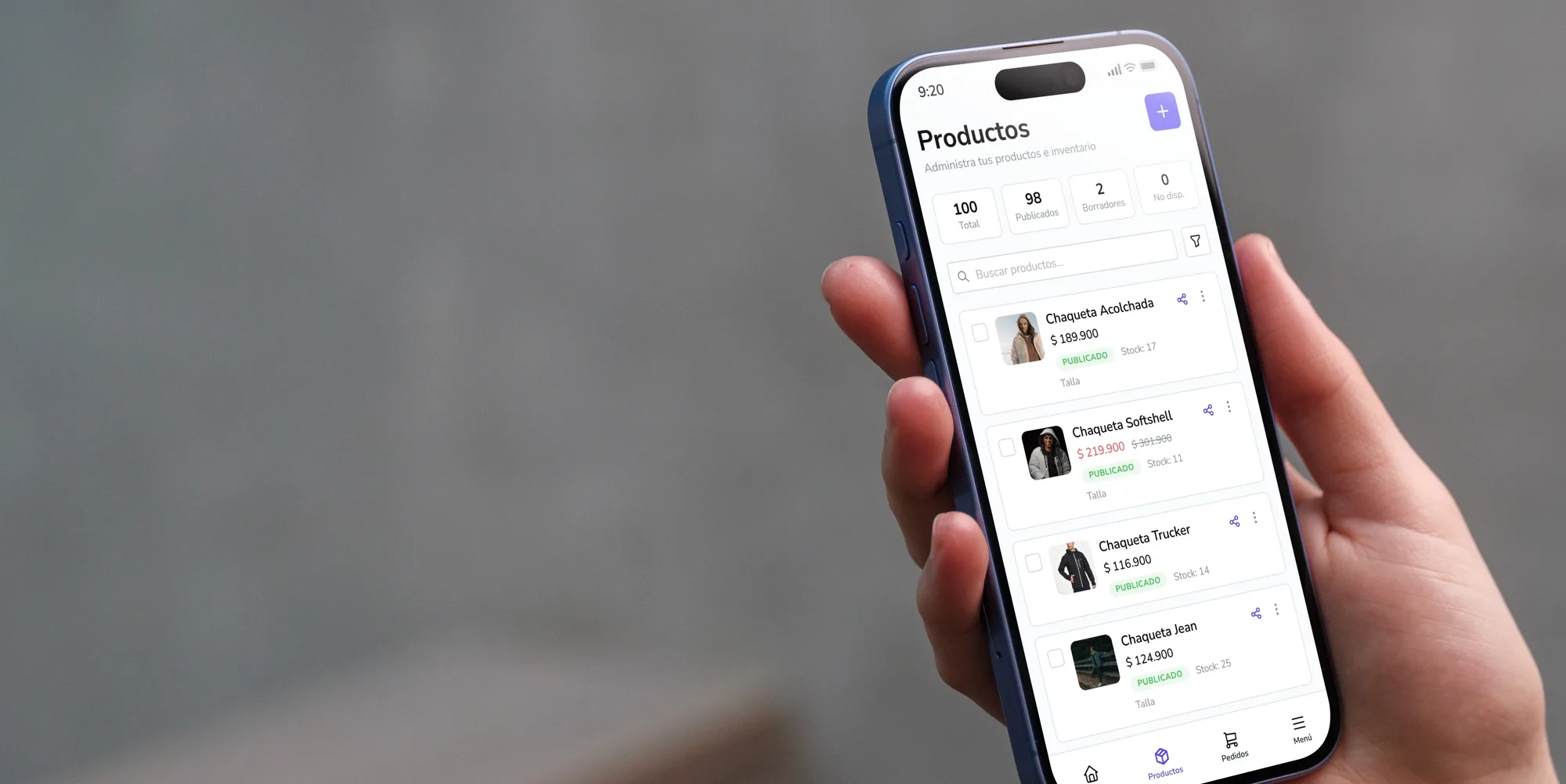 Una comerciante revisando su catálogo de productos en Vimma desde el celular